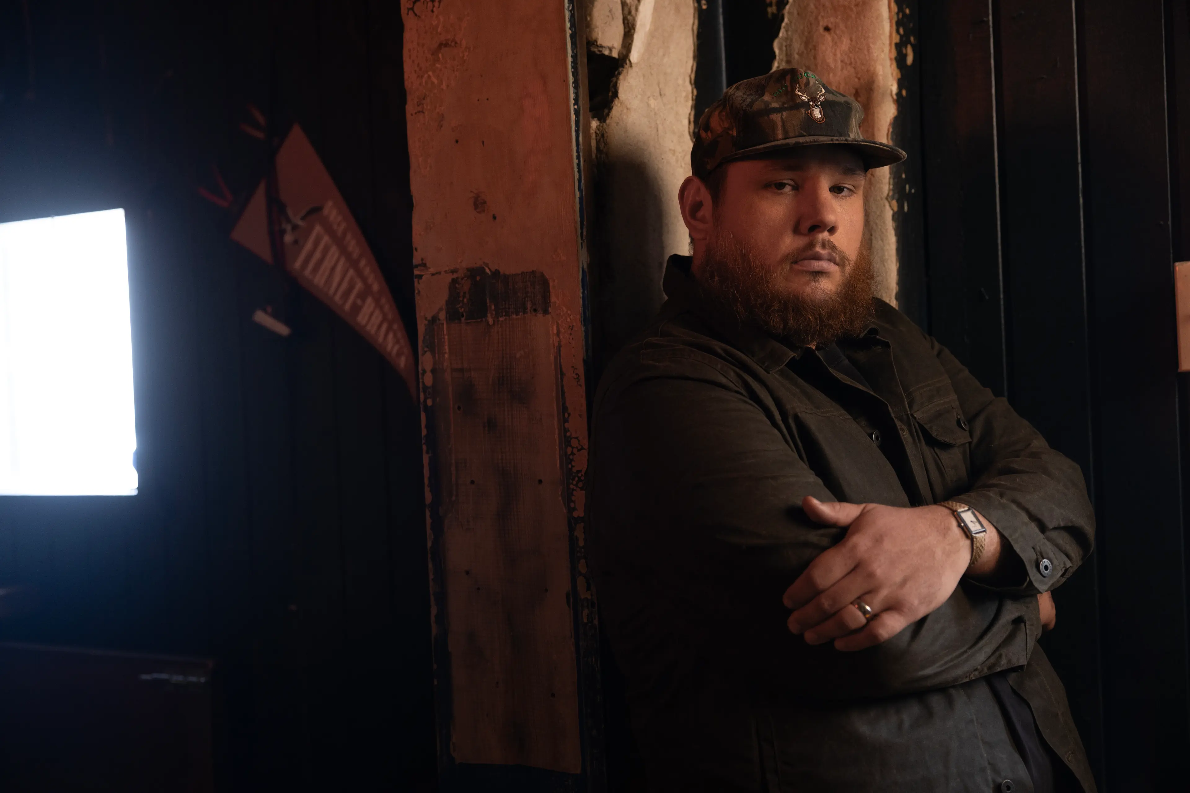 Luke Combs pressphoto leaning against a wall