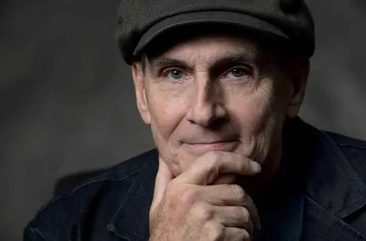 Foto van het gezicht van James Taylor die met zijn hand over zijn kin strijkt
