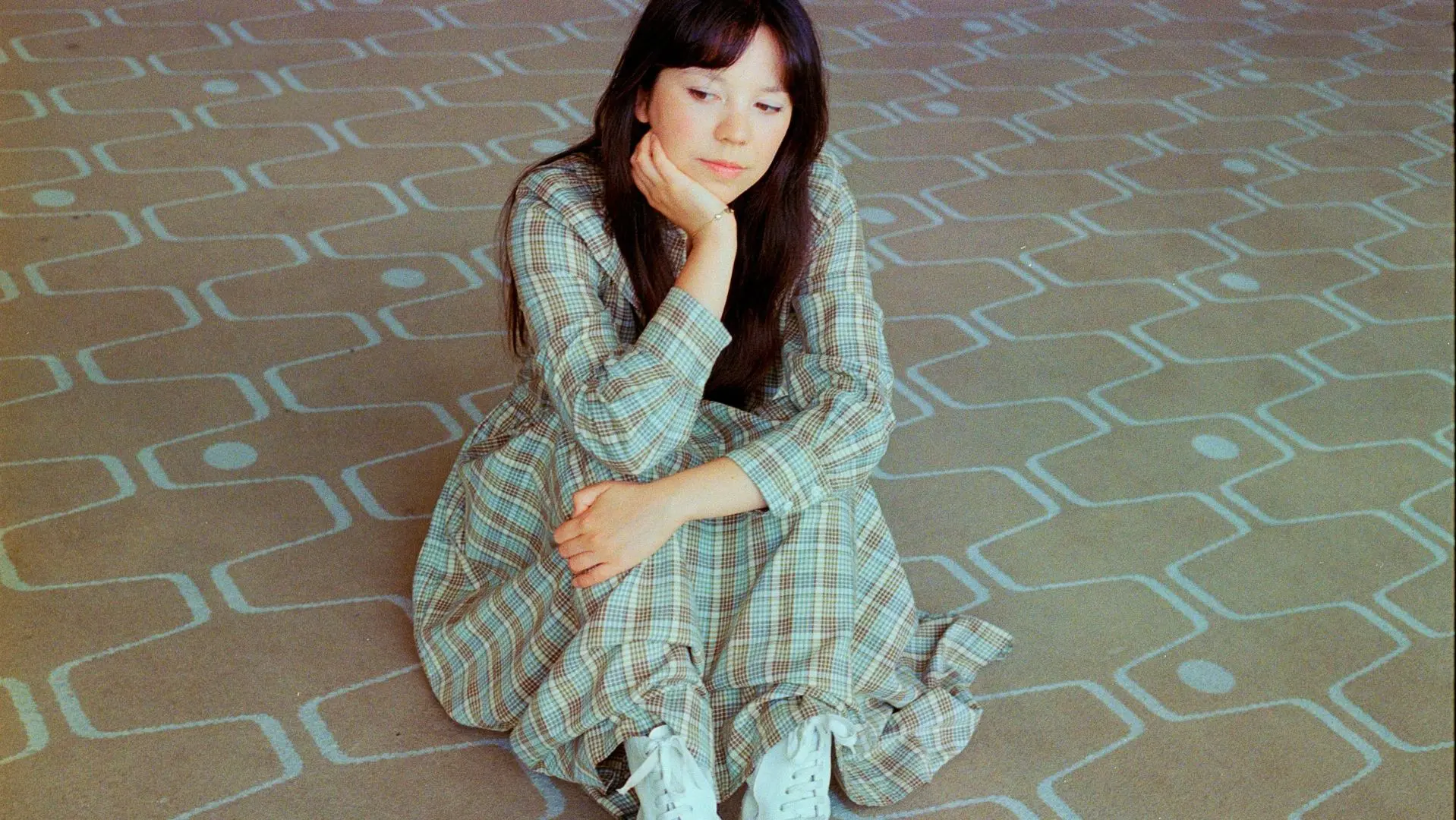 Ninush sat on the floor