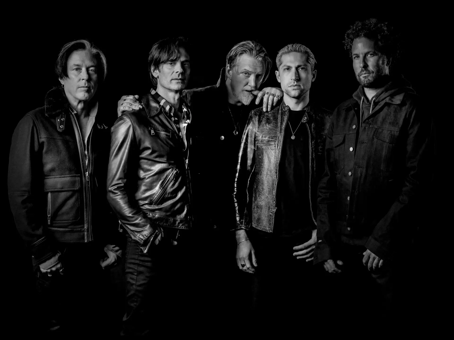Queens of the Stone Age 5 bandleden op een zwart wit foto