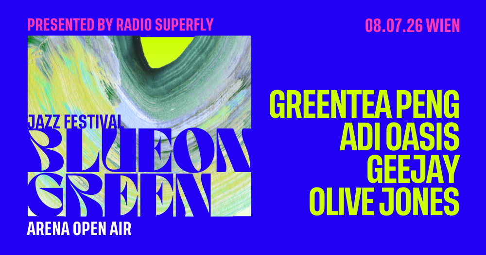 Festival Artwork von "Blue On Green", ultramarinblauer Hintergrund, Künstlernamen "Greentea Peng", "Adi Oasis", "Geejay" und "Olive Jones" in giftgrün darauf zu sehen.