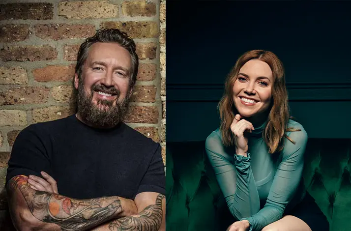 Glimlachende Chad Daniels met baard en tattoos, met gekruiste armen tegen een bakstenen muur. Rechts van hem een close-up van een glimlachende Kelsey Cook met make-up, volle wenkbrauwen. Ze zit op een groene bank voor een turquoise muur.