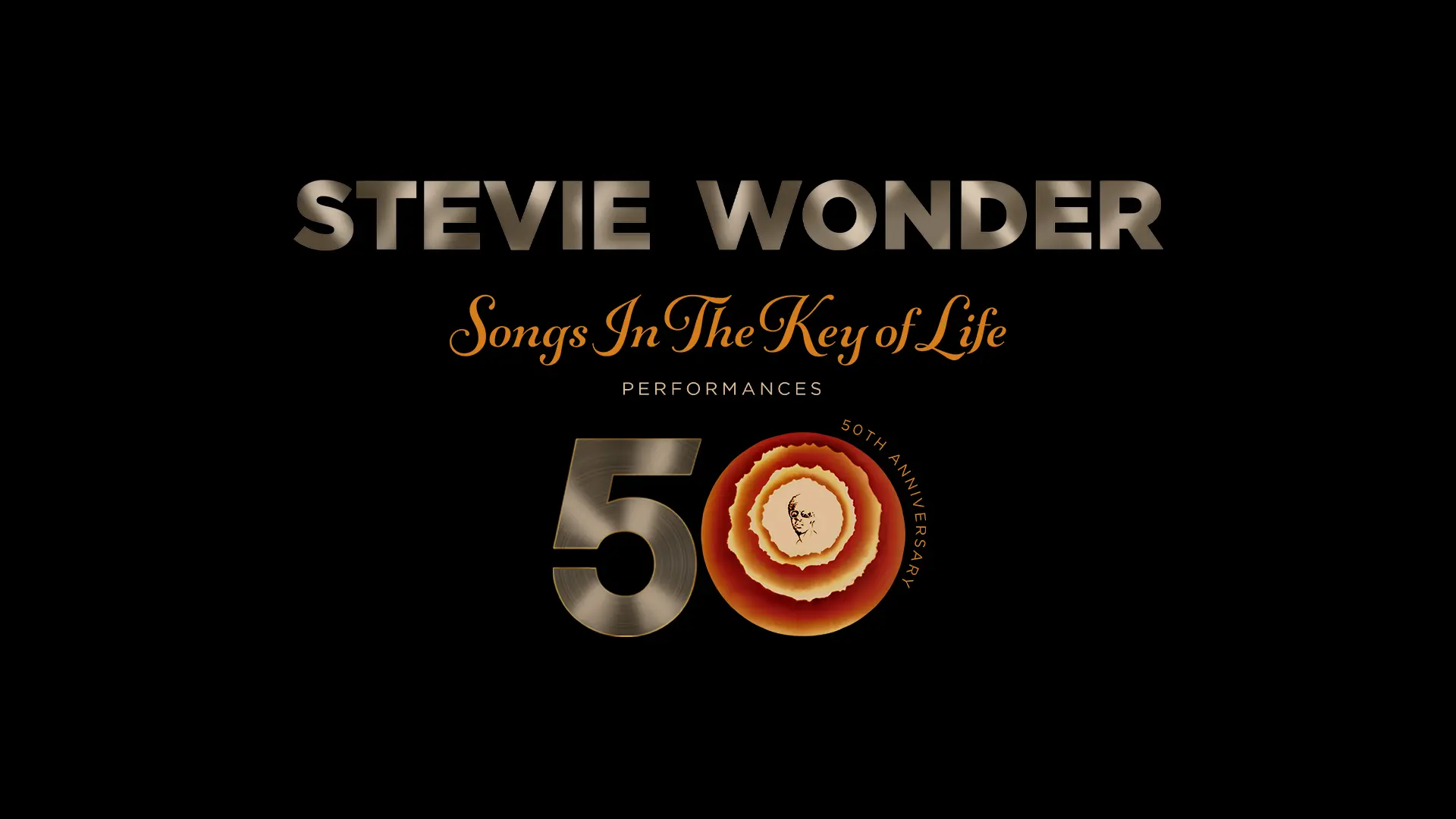 Stevie Wonder viert 50 jaar ‘Songs in the Key of Life’ met een goud-oranje jubileumlogo op een zwarte achtergrond.
