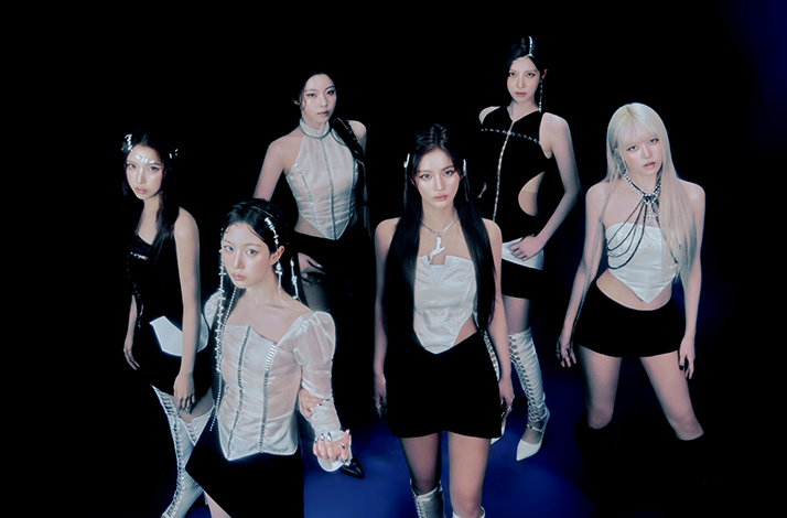 NMIXX van bovenaf gefotografeerd in een donkere studio met blauwe lichten