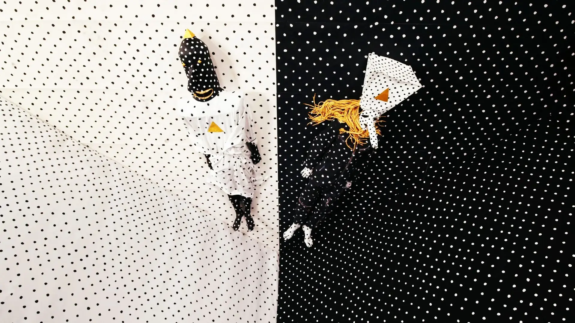 Duo Angine de Poitrine in front of a polka dot background